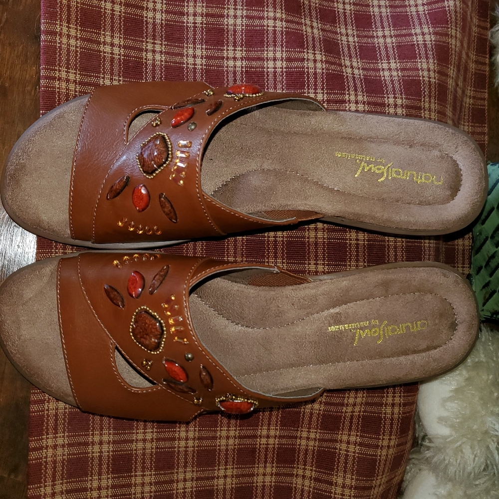9.5 Natural Soul Josie brown slip on sandals - Picture 2 of 8